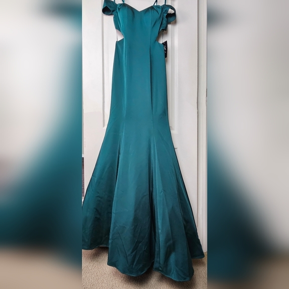 La Femme Women's Off Shoulder Side Cutout Mermaid Gown Hunter Green, 6 - Picture 2 of 14